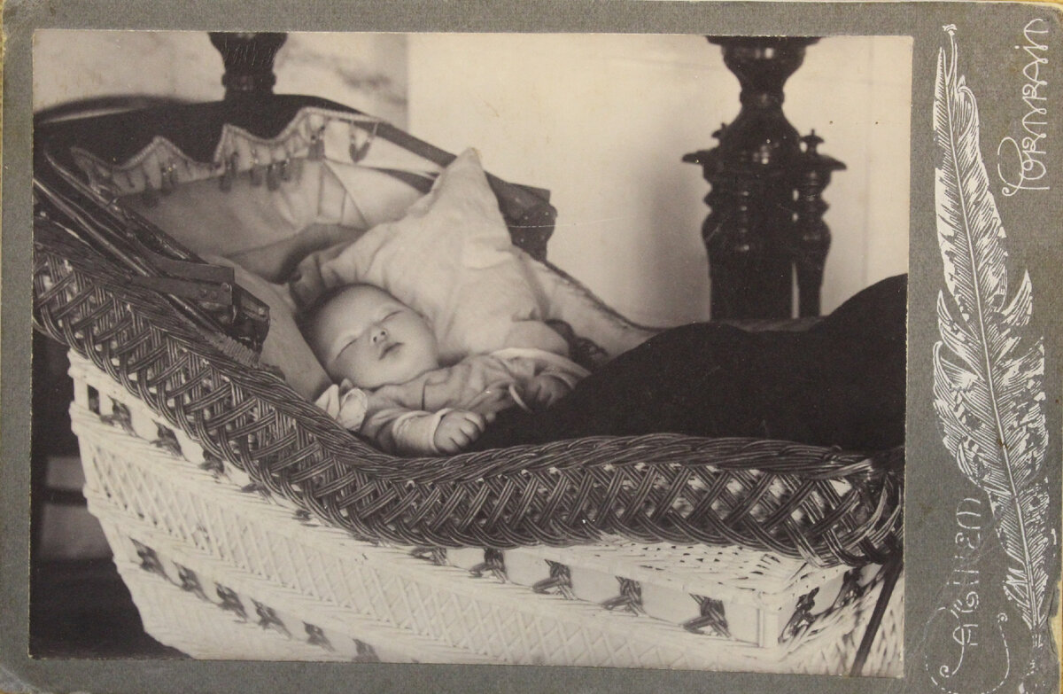 Рауза Кастрова бала чагында. Фото: Л.Габдрафикова. "Татарское буржуазное общество: стиль жизни в эпоху перемен (вторая половина XIX-начало ХХ вв." (Казань, 2015).