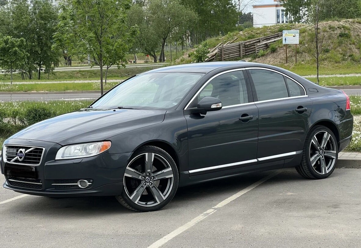 Volvo S80.