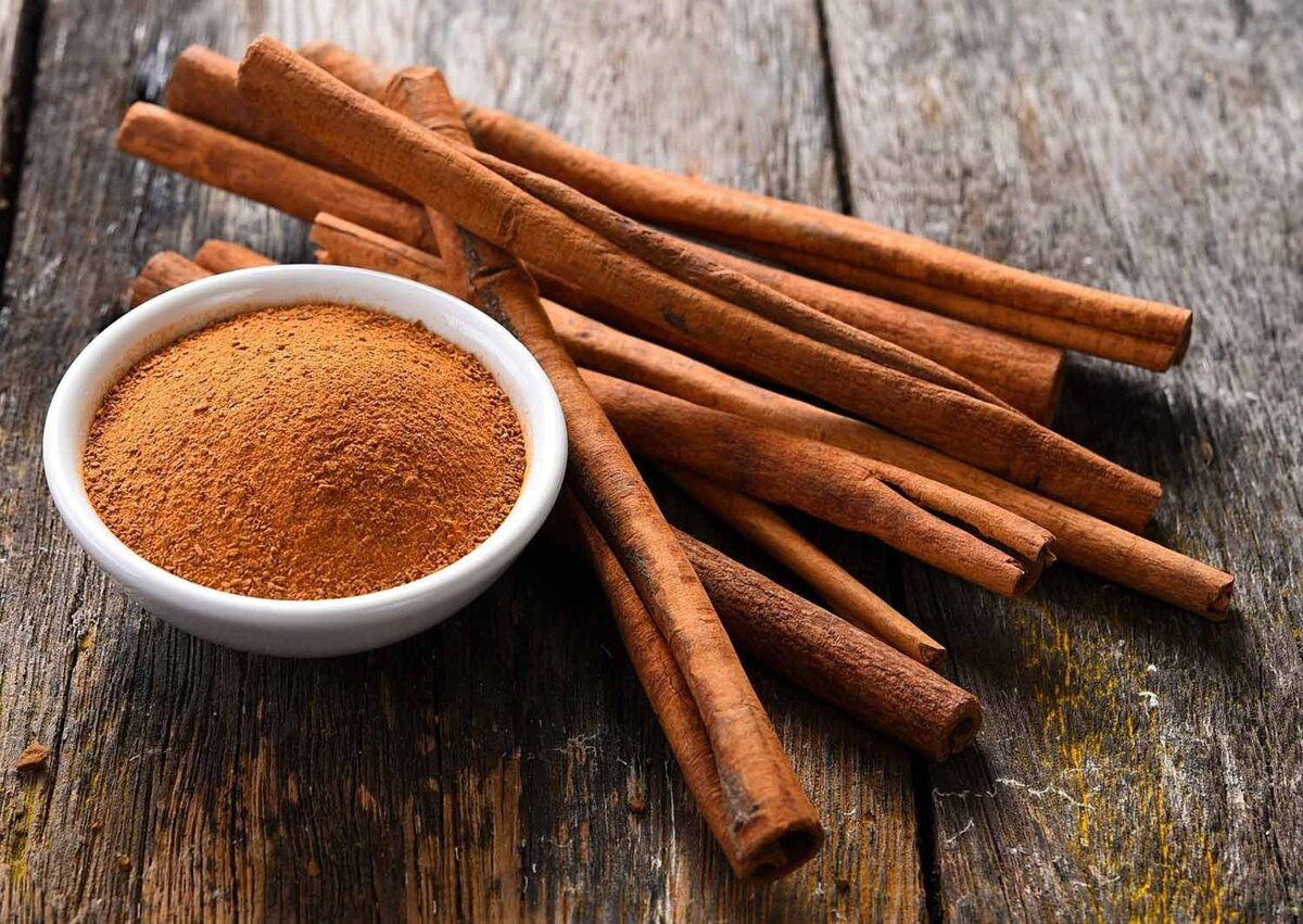 Четверть чайной ложки корицы, съедаемой с приемом пищи, поможет более эффективно усвоить сахар и снизить его уровень в крови