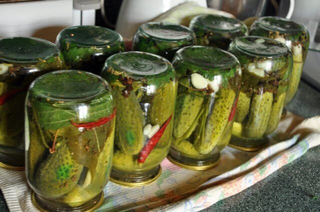 Банки с жестяными крышками под закаточный ключ