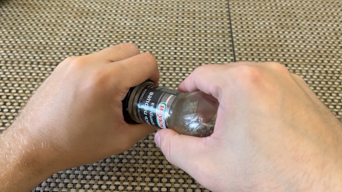 Крышка никак не открывается.