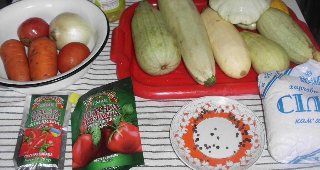 Продукты для приготовления икры из кабачков и патиссонов по рецепту из книги по консервированию 1980 года. Личное фото автора канала Житейская проза