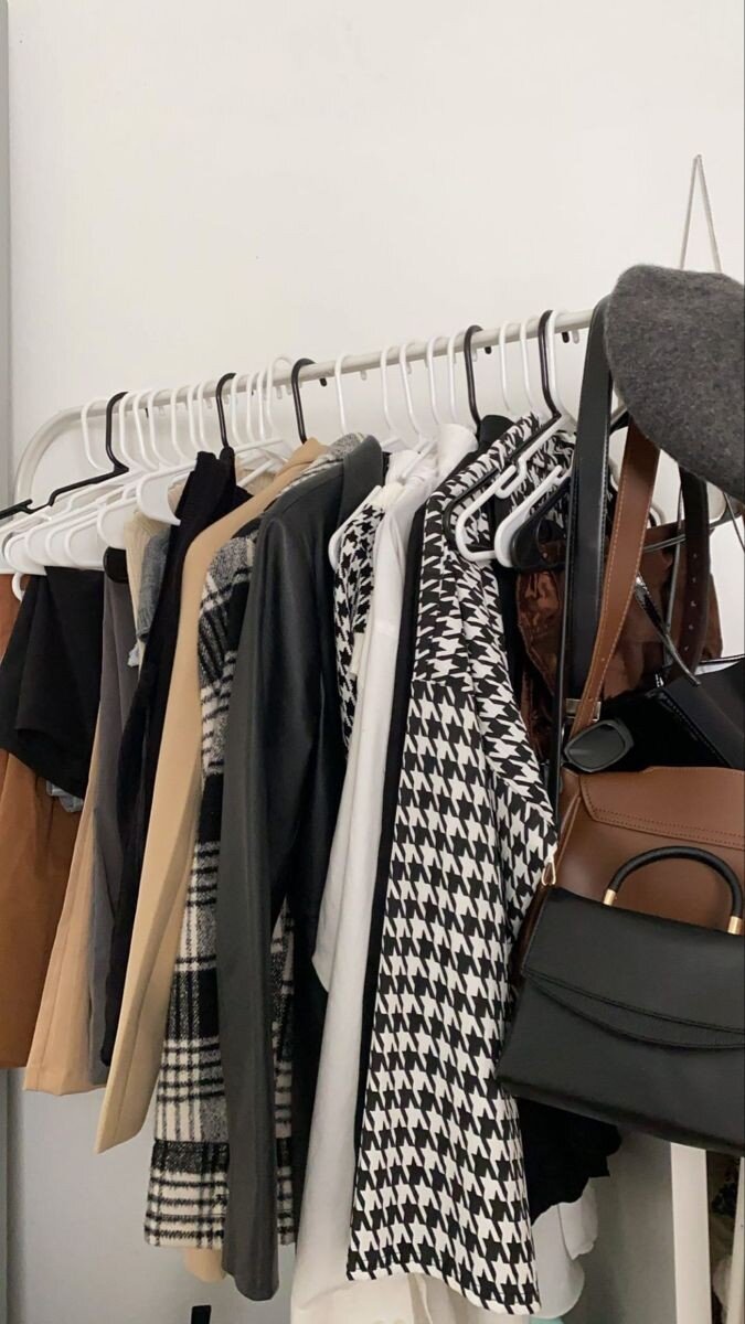 Постоянная трансформация мира и живущего в нем общества, законов, морали и людской психологии не может не влиять на конкретного человека: он всего лишь следует вслед за тем, что им же и порождено. Одно из его величайших и прекраснейших творений – мода: капризная, переменчивая и величественная в своем многообразии барышня. Именно мода и ее стили делают личность индивидуальной, смелой и выразительной, именно мода диктует новые и дерзкие фасоны юбки, платья или брюк.