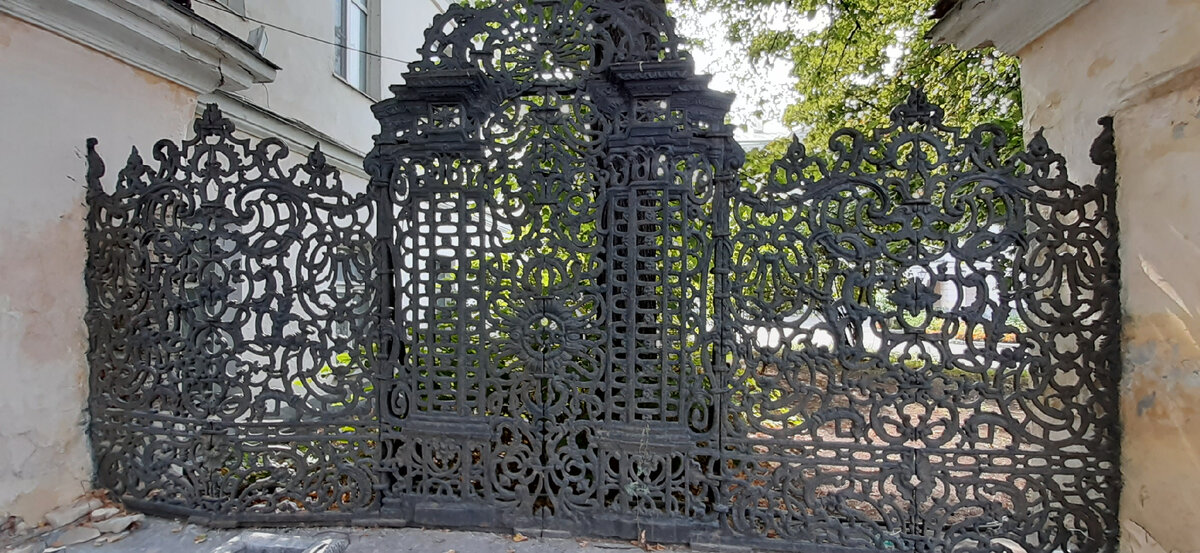 На приезжий взгляд, это "металлолом среди старья". И эта "халабуда" занимает место рядом с метро в Замоскваречье? Этажей мало – значить снести! Реновация же! 