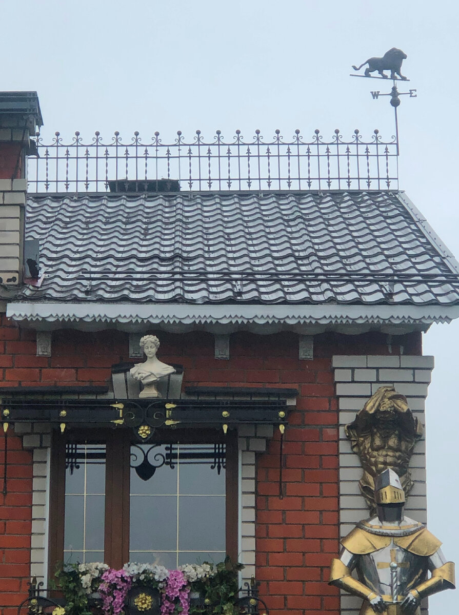 Средневековье на улицах Владимира? Были удивлены найти в городе дом, охраняемый 