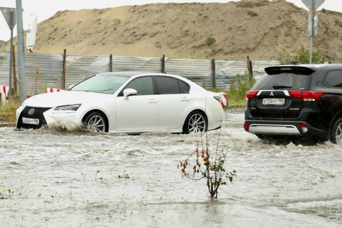    Машины теряют в лужах номера: Сургут затопило из-за сильного дождя