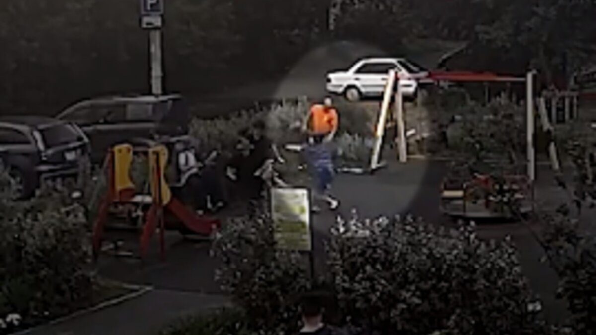     В Красноярске мужчина напал на школьника на детской площадке. Подростка, по словам матери, доставили в больницу с разрывом мочевого пузыря.