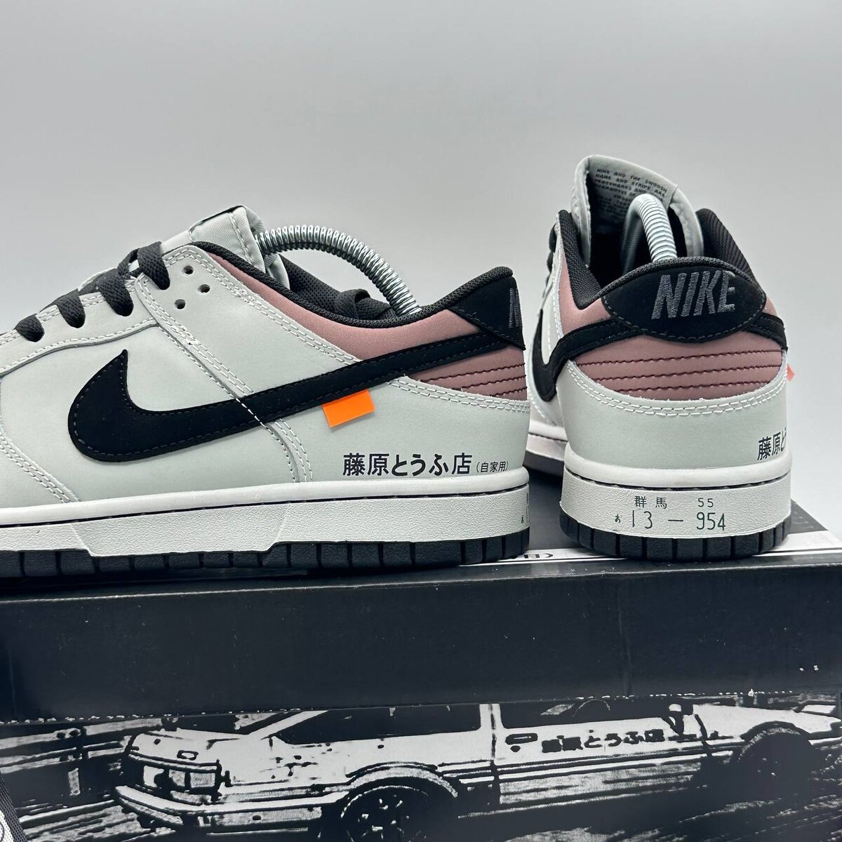 Эксклюзивные Nike x D SB Dunk Low INITIAL D Toyota AE86: где искать их и  как избежать подделок? | КРОССОВОЧНЫЙ АРСЕНАЛ | Дзен