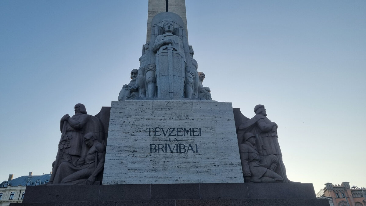 Русские на памятнике Свободы в Риге | Александр Ржавин | Дзен