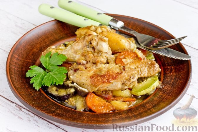 куриные крылышки, баклажан, кабачки, картофель, лук, морковь, перец сладкий, чеснок, перец красный молотый, соль, перец чёрный молотый, масло подсолнечное
