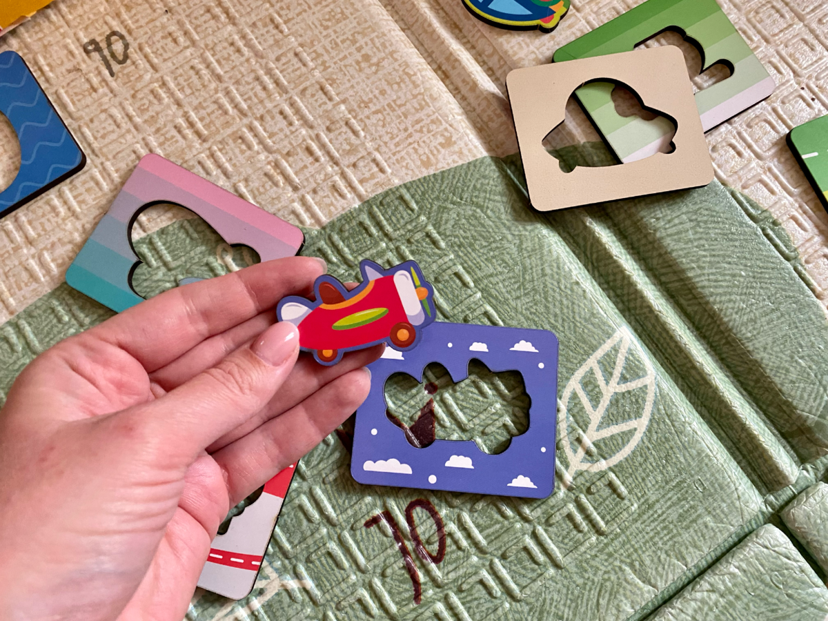 Прикольные яркие цвета. Но не все фигурки понятны, мне кажется. Зато Тимоха теперь знает дирижабль!