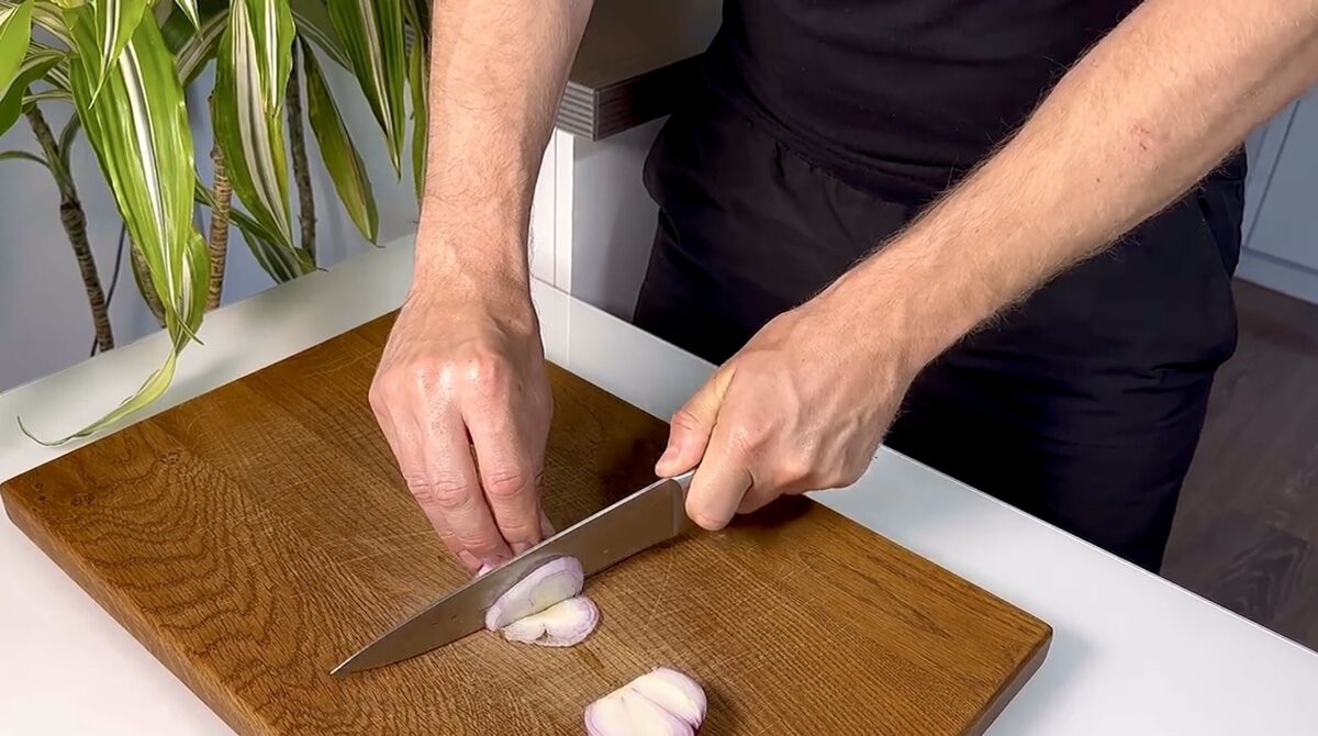 Нарежьте полукольцами половинку красного лука