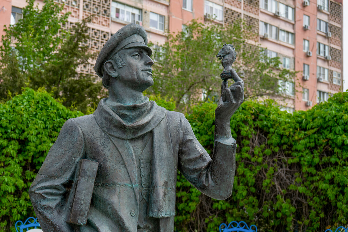 Памятник Остапу Бендеру в Элисте