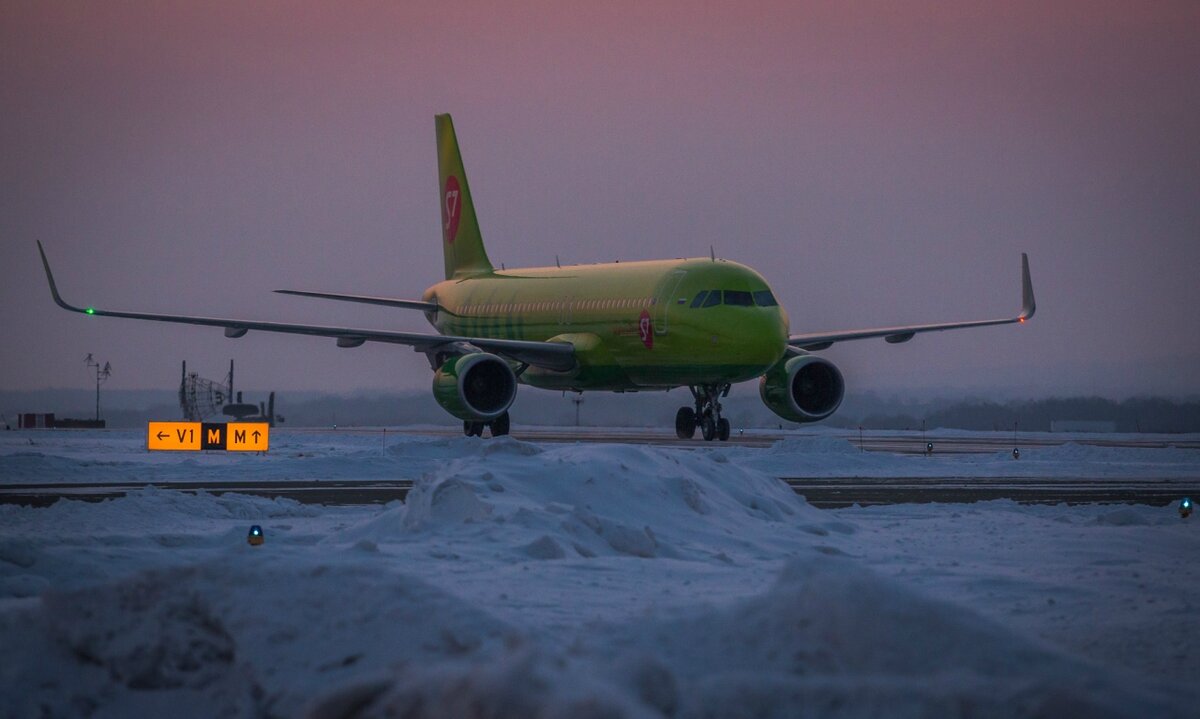 в День гражданской авиации мы совместно с пресс-службой "Международный аэропорт Владивосток" устроили вечерне-закатный авиаспоттинг, собралось порядка 17 фотографов, журналистов, чтобы запечатлеть моменты посадок и взлетов воздушных судов в аэропорту Кневичи..