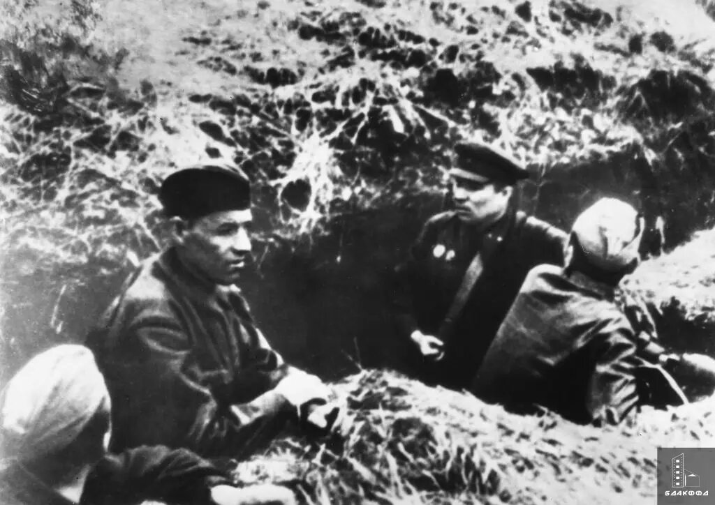 Командир 100-й стрелковой дивизии генерал-майор И.Н. Руссиянов на командном пункте под Острошицким городком, Минский район, июль 1941 г. 100-я сд, сдержав части врага, рвущиеся к Москве, на реках Волма и Березина, в 1942 году стала ядром для формирования 1-го гвардейского механизированного корпуса, ставшего одним из первых полностью моторизованных соединений Красной Армии военной поры, в состав которых вошли мотострелковые части.
