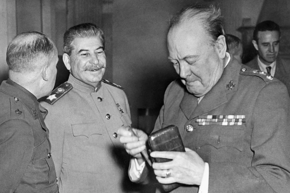 сталин черчилль и рузвельт. на конференции черчилль чтобы позлить сталина. анекдот черчилль рузвельт и сталин. встреча сталина в тегеране 1943. сталин черчилль и рузвельт в ялте.