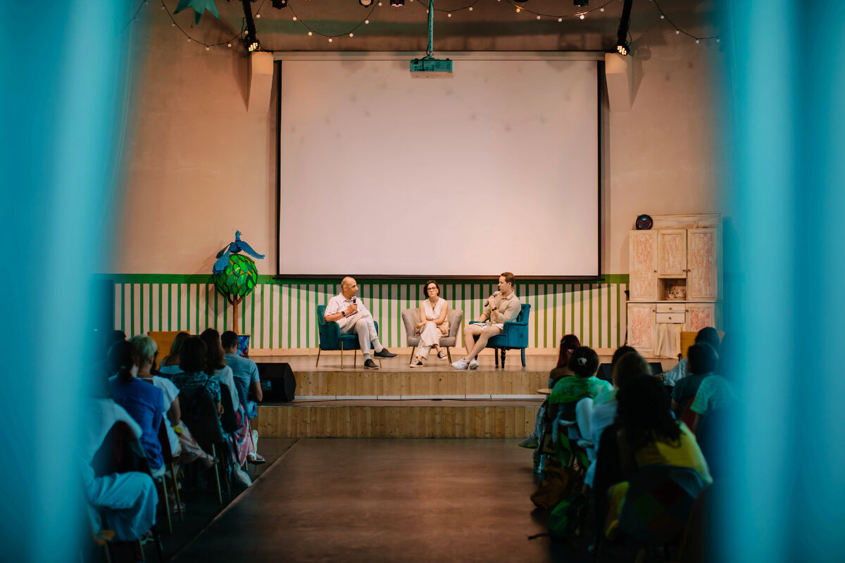 Паата Амонашвили ведет лекцию по гуманной педагогике в Бушети