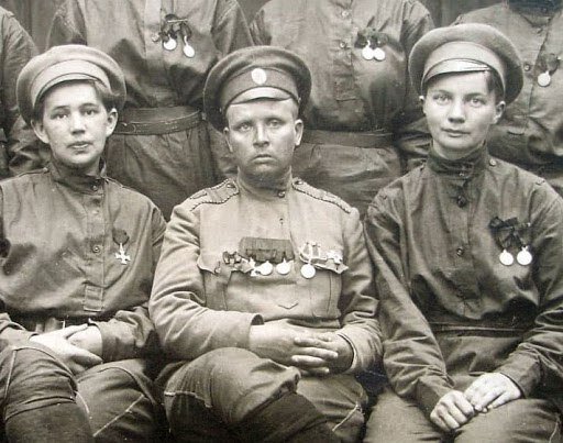 ​​      В 1917 году депутат Думы Михаил Родзянко подал идею создания женской военной бригады. Фронт разваливался, случаи бегства с поля боя и дезертирства носили массовый характер.