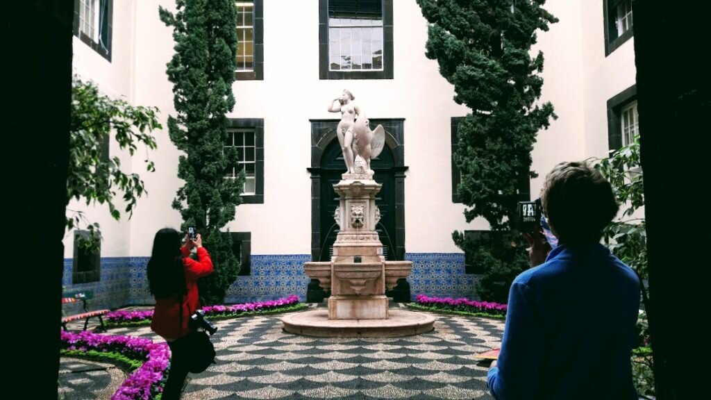 Вот, например, это внутренний дворик Муниципалитета Фуншала, куда может зайти любой желающий, но не всякий об этом знает…