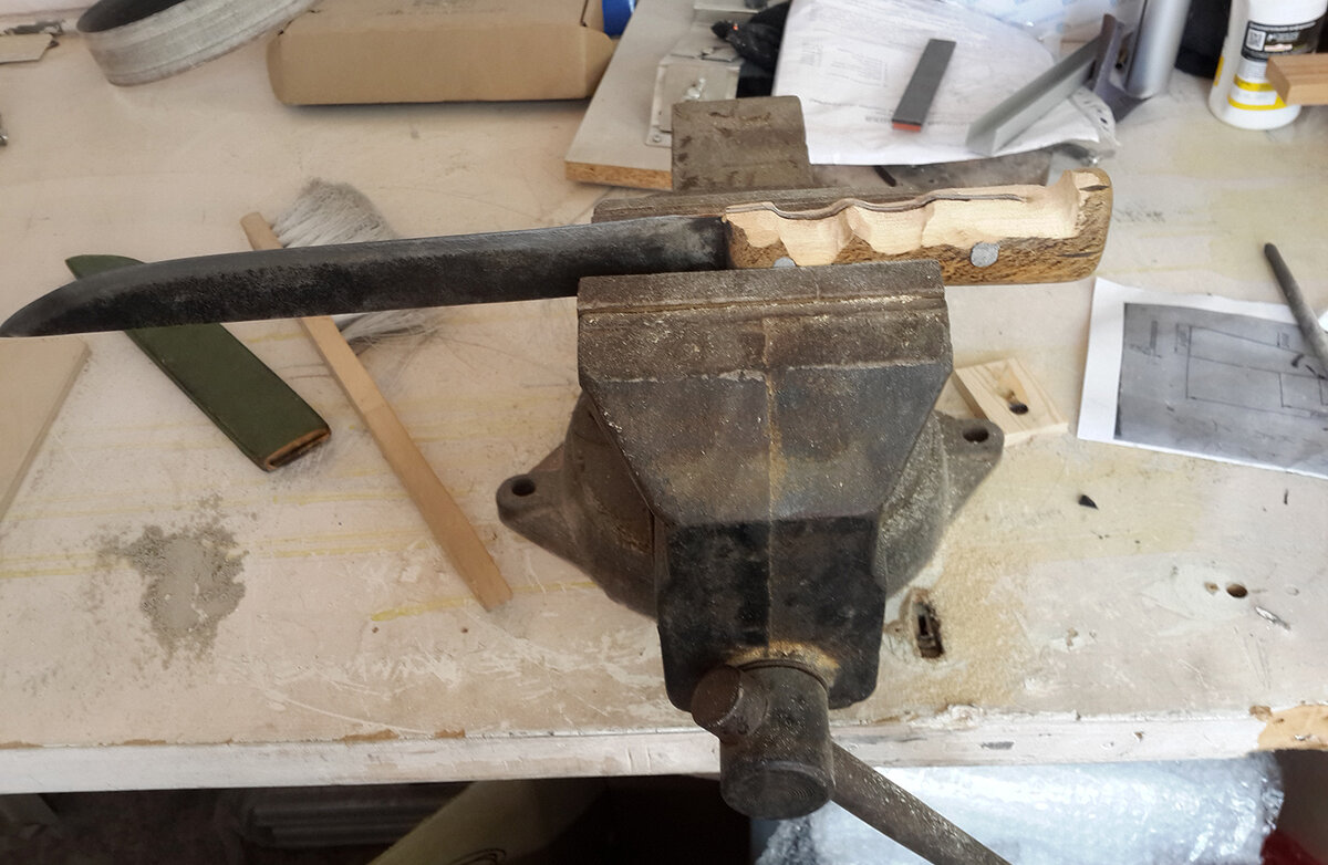 Заготовка зажата в тисках.