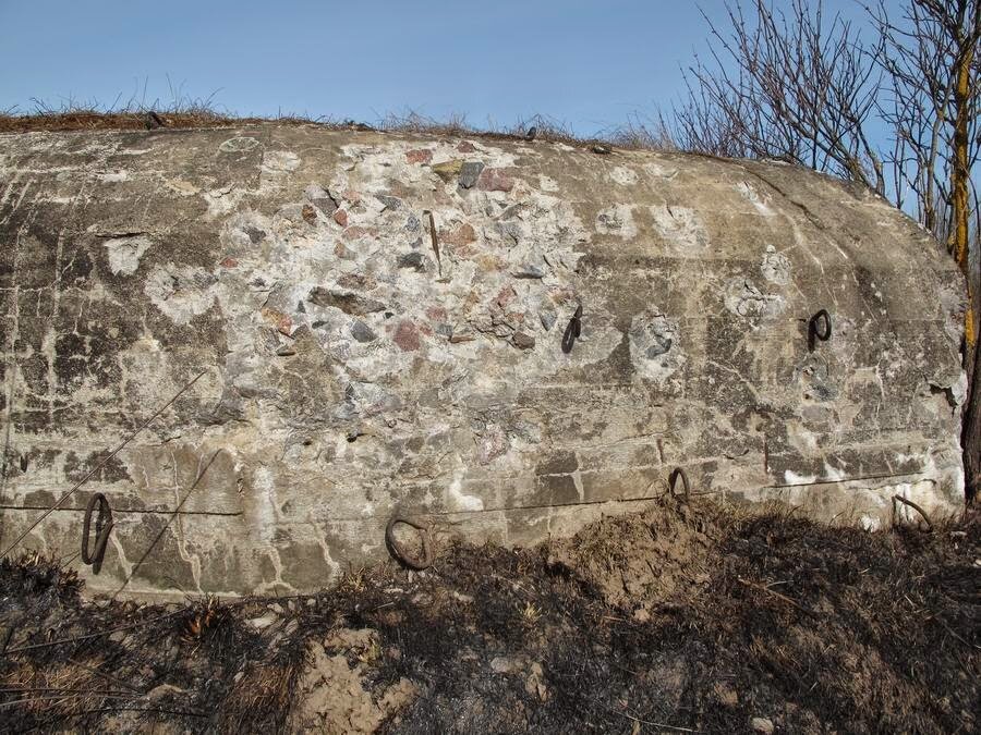 Нет, это не следы фашистских снарядов, это следы современных любителей нелегально пострелять на окраине города