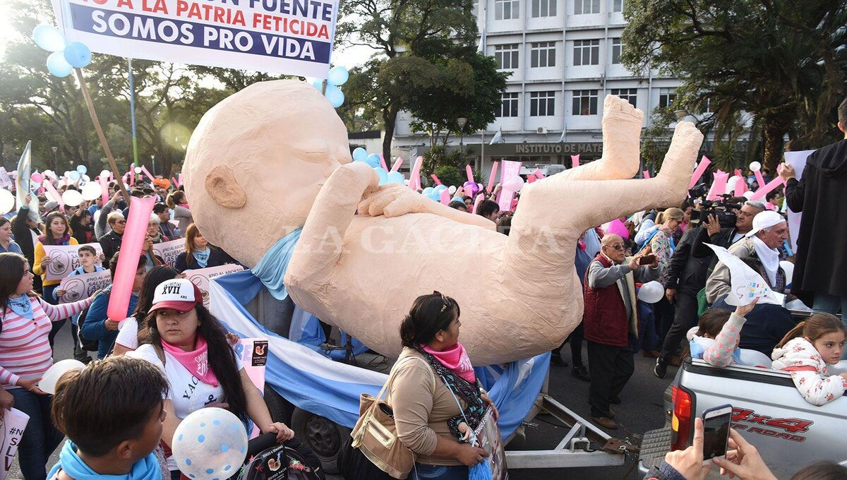Шествие противников абортов  https://www.lagaceta.com.ar/nota/773639/actualidad/cuatro-historias-detras-masiva-marcha-dos-vidas.html