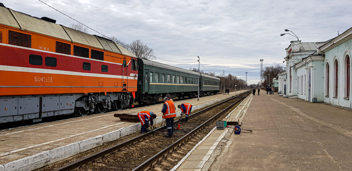 Работа по текущему содержанию пути службой ИЧ (инфраструктурная часть) на станции Осташков, ОКТ жд. Фото: Алексей Алексеев