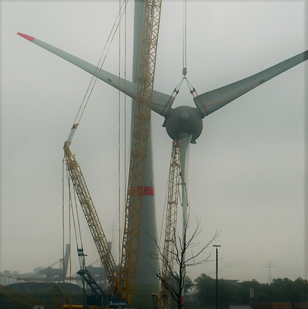 Сборка огромного ветряного двигателя 5М проходила на суше. Затем его доставили в залив Северного моря у берегов Шотландии, где он будет снабжать электроэнергией нефтедобывающую платформу