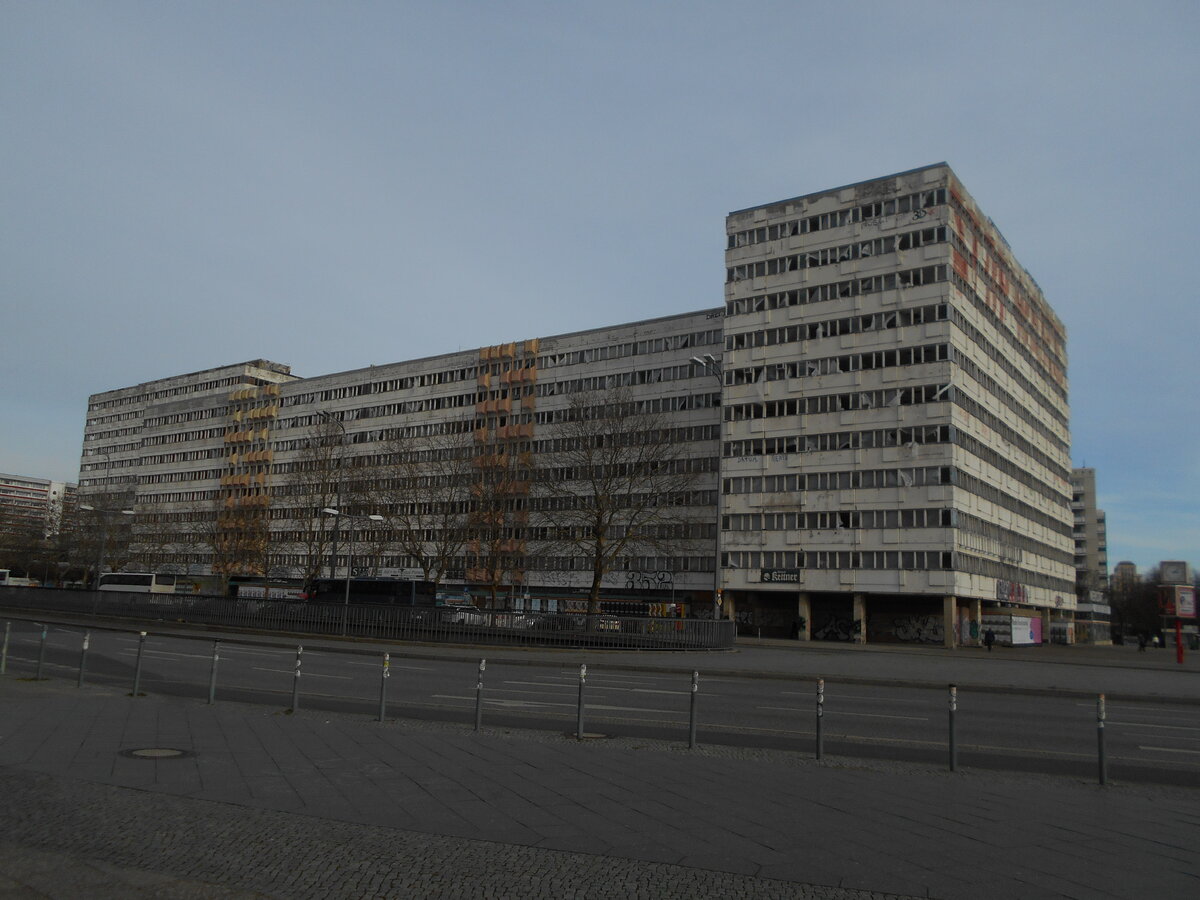 Не удивляйтесь, вам не показалось. Этот квартал заброшенных жилых домов, которые выглядят как словно после нейтронной бомбардировки, стоит незаселённым уже много лет. 