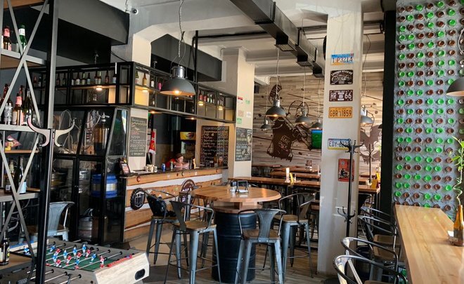 Серпухов спорт бар ивлев. Бар BARDUCK Казань. Бар BARDUCK Казань на ножах. Кафе бардак Ивлев. Кафе бар бардак Казань.