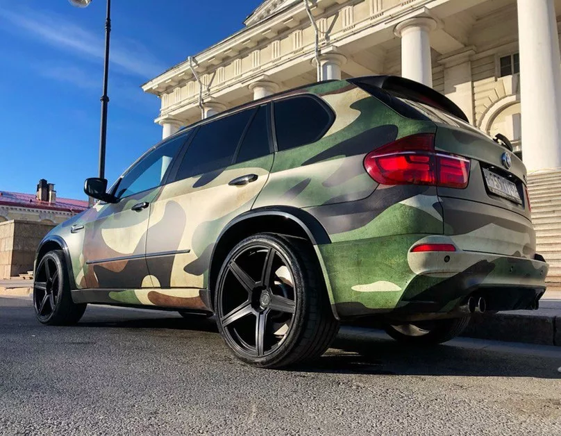 Хаки спб. БМВ х5 м камуфляж. BMW x5m хаки. BMW x5 e53 камуфляж. BMW x5m Camo.