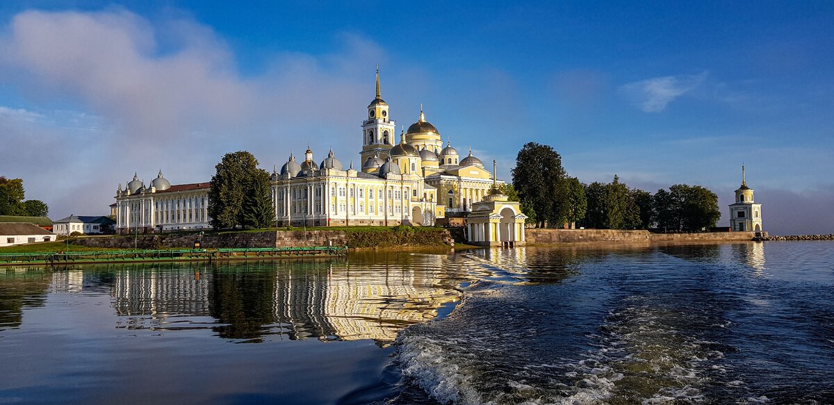 Панорама монастыря Нилова Пустынь, озеро Селигер, Тверская обл.