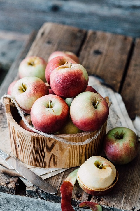 https://cdn.pixabay.com/photo/2017/02/06/19/38/apples-2044037_960_720.jpg