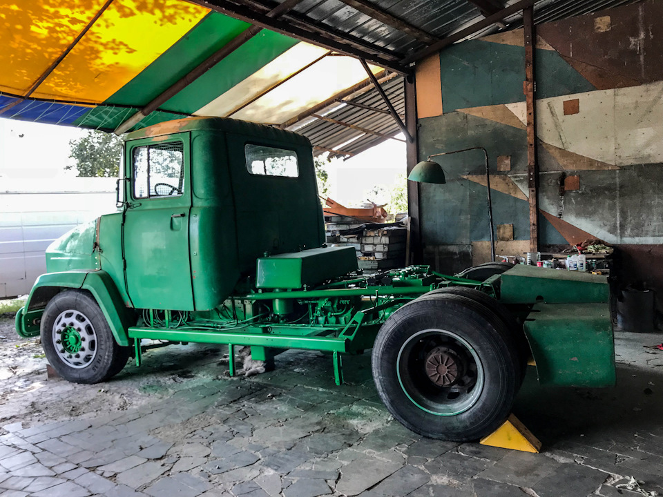 Боковые юбки пока сняты, но скоро займут свое место на машине 