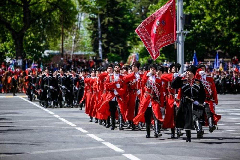 Около сотни представителей Усть-Лабинского районного казачьего общества прошли парадным строем по главной улице станицы Динской, где в минувшую субботу с размахом отмечался День кубанского казачества и 323-я годовщина образования Кубанского казачьего войска. 