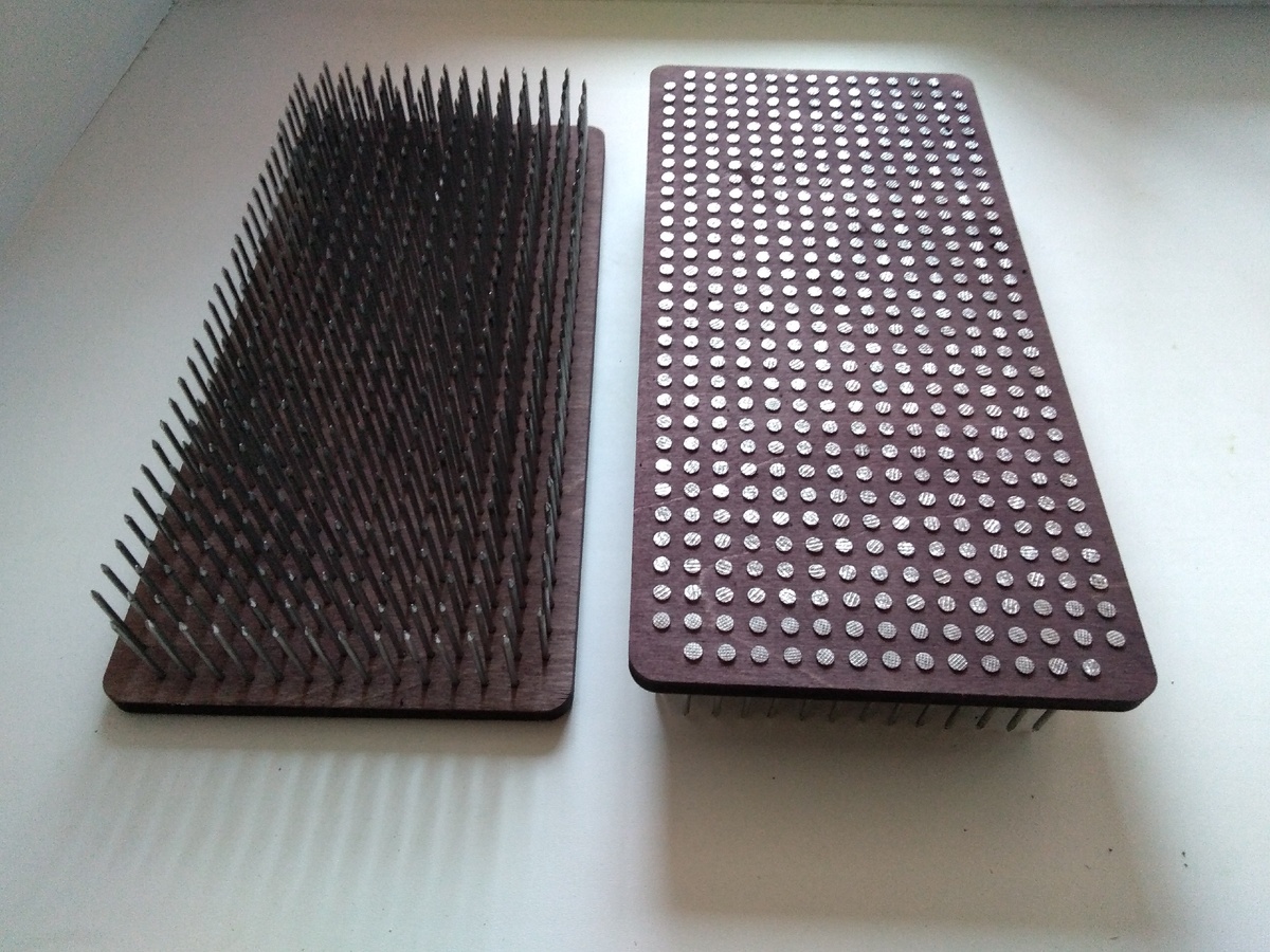 Доска  Садху по 330 гвоздей каждая 