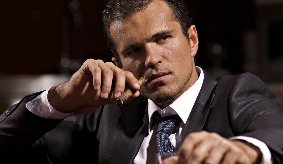 Мужик курит в сторонке, пока ты пытаешься закадрить девицу