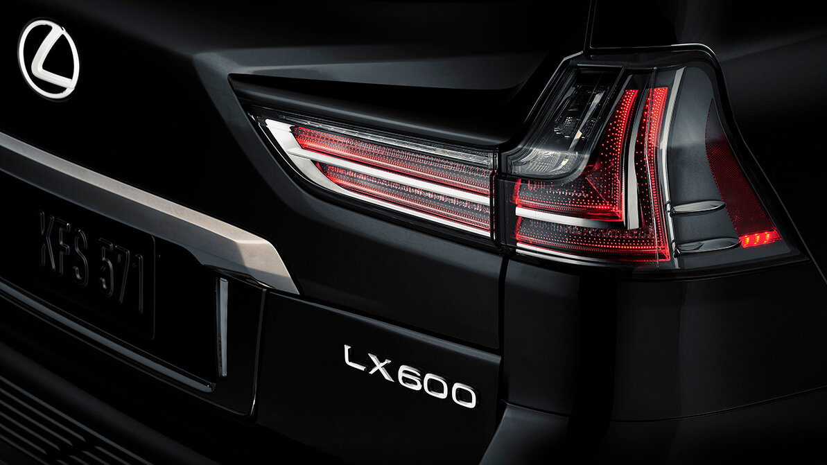 Именно такой шильдик будет красоваться на корме у нового внедорожника.