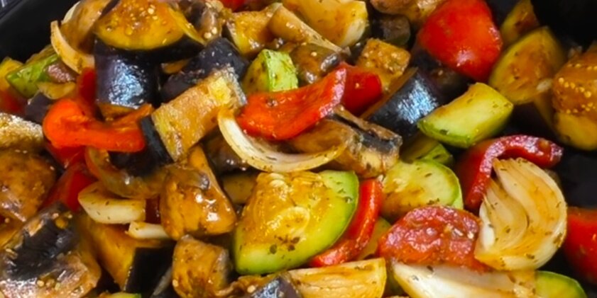 Ингредиенты:
Куринная грудка – 1 шт
Морковь – 1 шт
Огурец – 1 шт
Кабачок – 100 гр.
Помидор – 1 шт
Чеснок – 1 зубчик
Соевый соус
Пакет для запекания

Способ приготовления:
Замаринуйте куриную грудку: залейте куриную грудку небольшим количеством соевого соуса, добавьте мелко нарезанный чеснок, оставьте мариноваться на 1 час.   
Порежьте кубиками кабачок, огурец, морковь и помидор, положите все водно блюдо, добавьте заранее замаринованную грудку, порезав ее кубиками, залейте овощи и грудку маринадом (в котором ранее была курица), перемешайте, положите в пакет для запекания, закройте пакет. Отправляем пакет в духовой шкаф и готовим в течение 1 часа при температуре 180 градусов.
   
Небольшой лайфхак:
Чтобы легко и быстро почистить чеснок возьмите полотенце, заверните в него головку чеснока и ударьте его об стол несколько раз, до того момента пока головка не разобьется, разверните полотенце и вытащите головки отделенные от шелухи.

ВСЕМ ПРИЯТНОГО АППЕТИТА!!! 