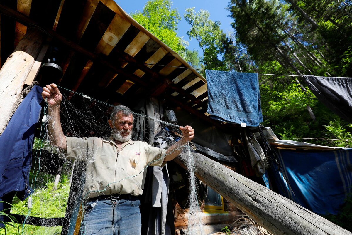 Отшельник виктор красноярск. Отшельники в сибири. Отшельники сибирской тайги. Виктор антипин отшельник. Тайга жизнь отшельников видео.