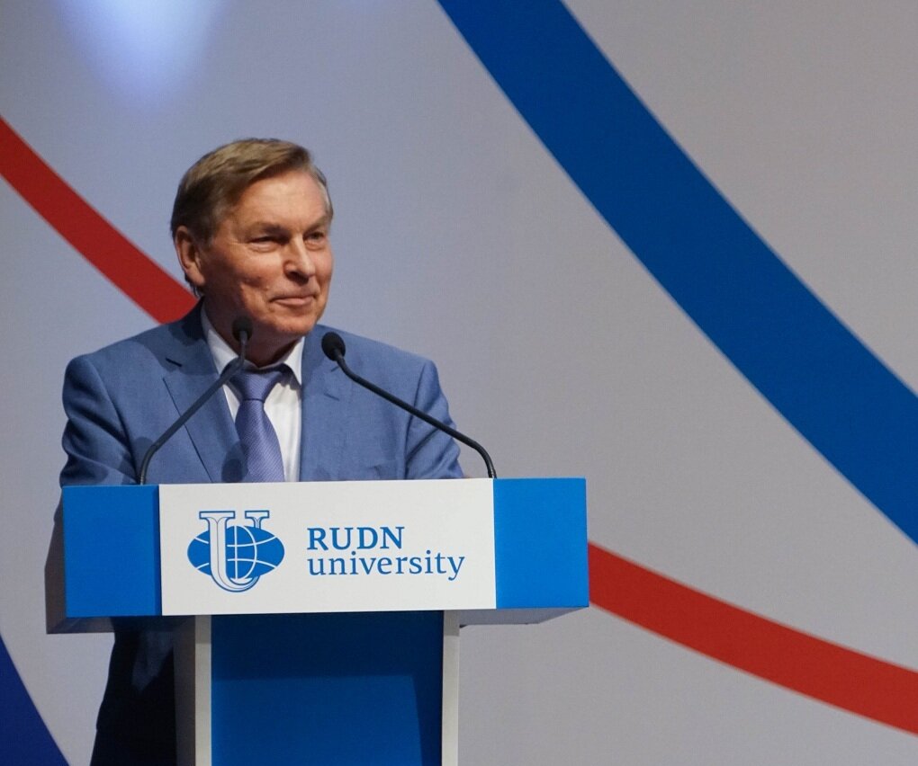 «Нас несомненно радует тот факт, что ежегодно количество отличников растет, хотя общее число студентов остается приблизительно одинаковым. 654 отличника – в 2014 году, в 2017 году – 847, а в этом году – 1071. Это очень хороший результат, который в частности связан и с тем, что РУДН проводит линию по привлечению высокобалльников и победителей Олимпиад. Для сравнения: в 2017 году таких ребят к нам поступило 6 человек, а по итогу приемной кампании этого года – 128. РУДН выбирают за многопрофильность и возможность развивать свои способности», – Владимир Филиппов, ректор РУДН