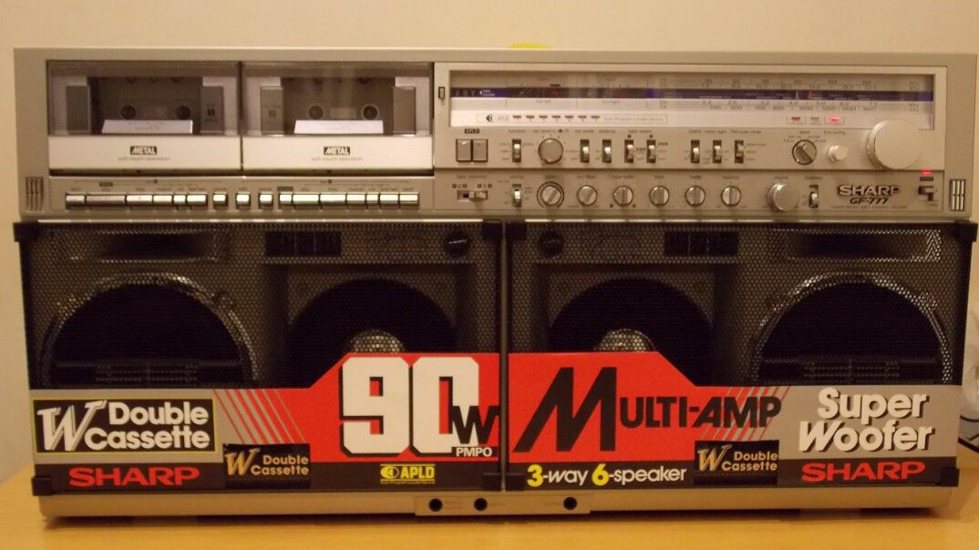 Кстати, три семерки в модели магнитолы, были тут же подхвачены фанатами данной марки. Впоследствии, GF-777 начали называть просто: "Три топора"