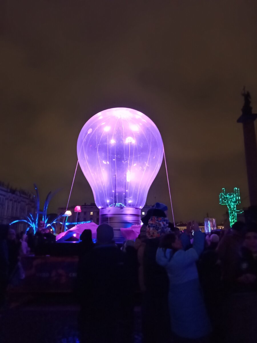 огромная лампочка