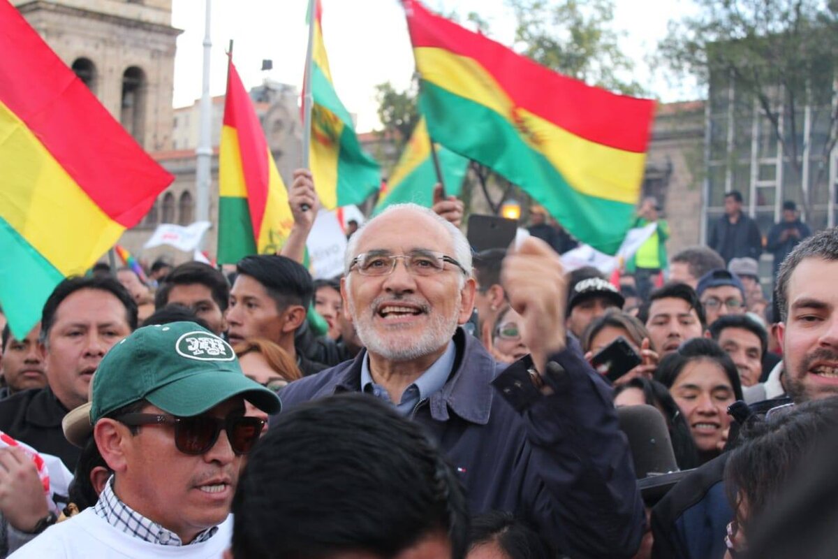 Карлос Меса на уличной демонстрации. фото-яндекс.картинки