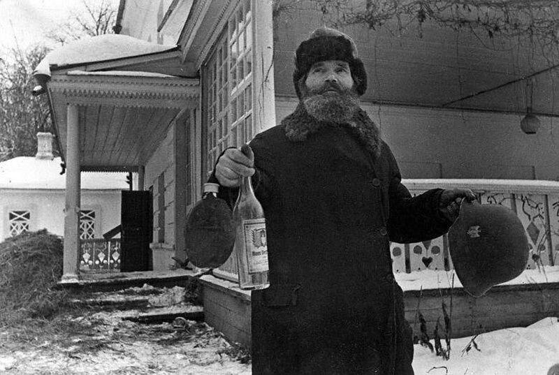 1941 год. Бывший кучер Льва Толстого И. Егоров выносит из дома Толстого оставшееся имущество немецких солдат