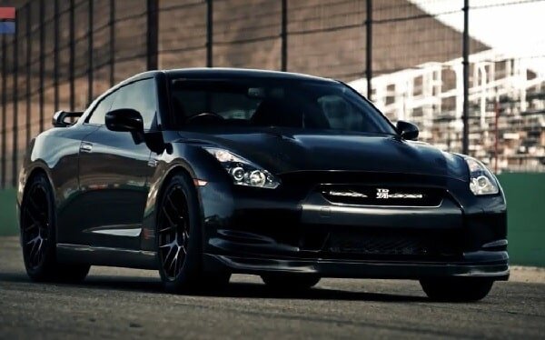 
Мы привыкли рассматривать Ниссан как производителя качественного ширпотреба. Однако у бренда имеется очень серьезная модель, мощность которой достигает 1100 л. с. Разработчики утверждают, что с добавлением гоночного топлива машина будет выдавать 1500 лошадей.