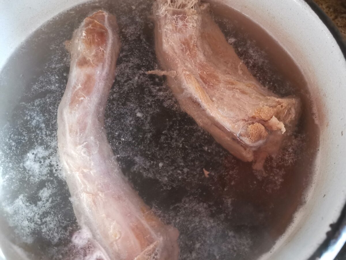 Заливаем говяжий хвост водой. Доводим до кипения. Воду сливаем. Заливаем по новой водой, доводим до кипения. Варим на медленном огне 1,5-2 часа. Добавляем две ложки перловки, в процессе варки.