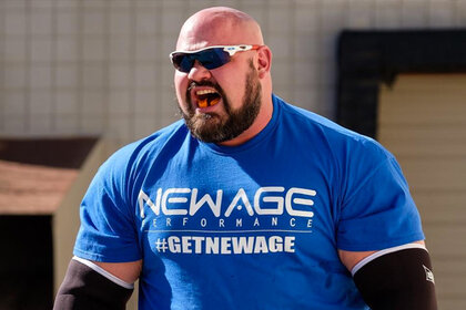 Четырехкратный обладатель титула «Самый сильный человек в мире» Брайан Шоу (Brian Shaw) рассказал о своем повседневном рационе. Как сообщает издание The Independent, мужчина съедает около 12 тысяч калорий в день.

Силач признался, что план питания для него разработали персональные диетологи, чтобы «сделать его настолько сильным, насколько возможно». По его словам, соблюдать диету для него сложнее, чем тренироваться, так как это «непрерывный процесс».

На завтрак Шоу ест миску хлопьев, восемь яиц и столовую ложку арахисового масла. Через некоторое время он завтракает второй раз: пьет протеиновый коктейль, ест два батончика гранолы и еще одну ложку арахисового масла. Всего через час Шоу съедает полкилограмма говядины и макароны капеллини с томатным соусом.