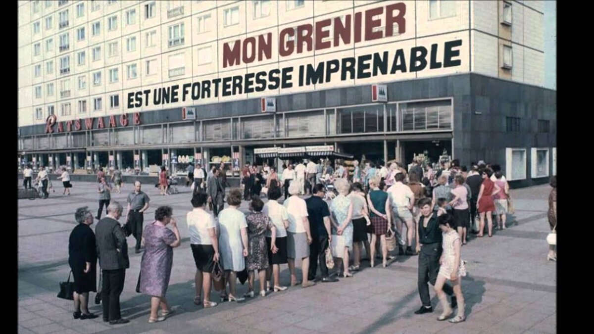 Очередь в магазин. ГДР. 1980-е гг.