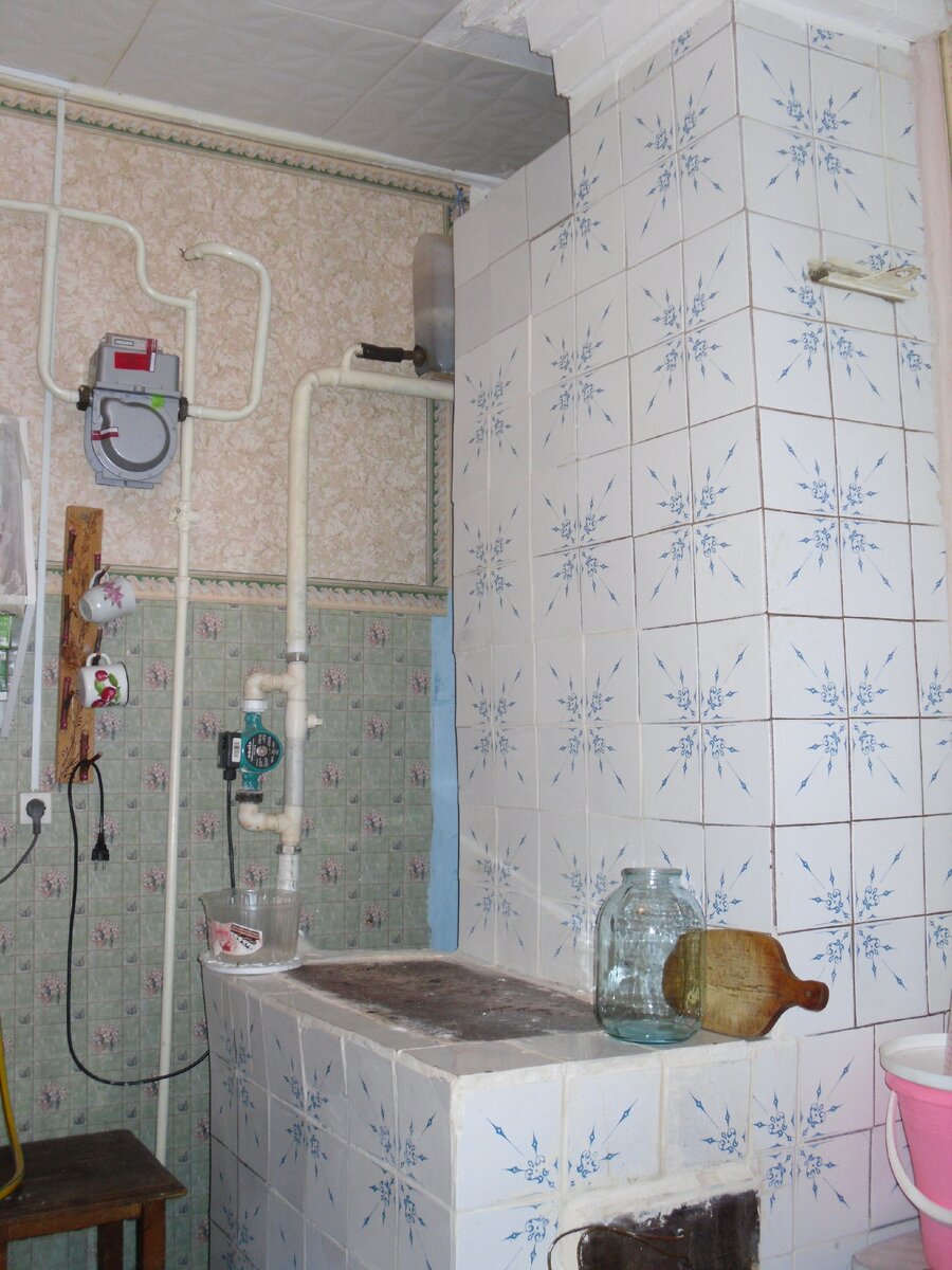 Вот такая была в квартире  печка.